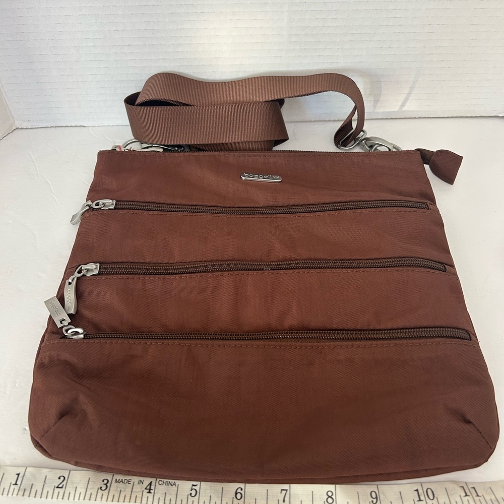 Like new Baggallini Big Zipper crossbody Bag Brown Pockets Lightweight
